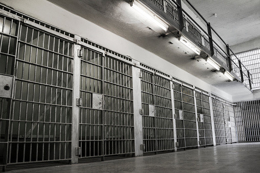 2023年暴富的機會來了!灰色地帶的產業總是來錢特別的迅速!分享5個罪犯大亨是如何快速撈錢的故事!