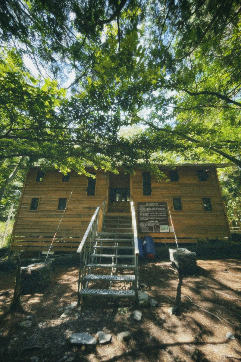 爬山還有USB可以充電？來去屏風山山屋住一晚